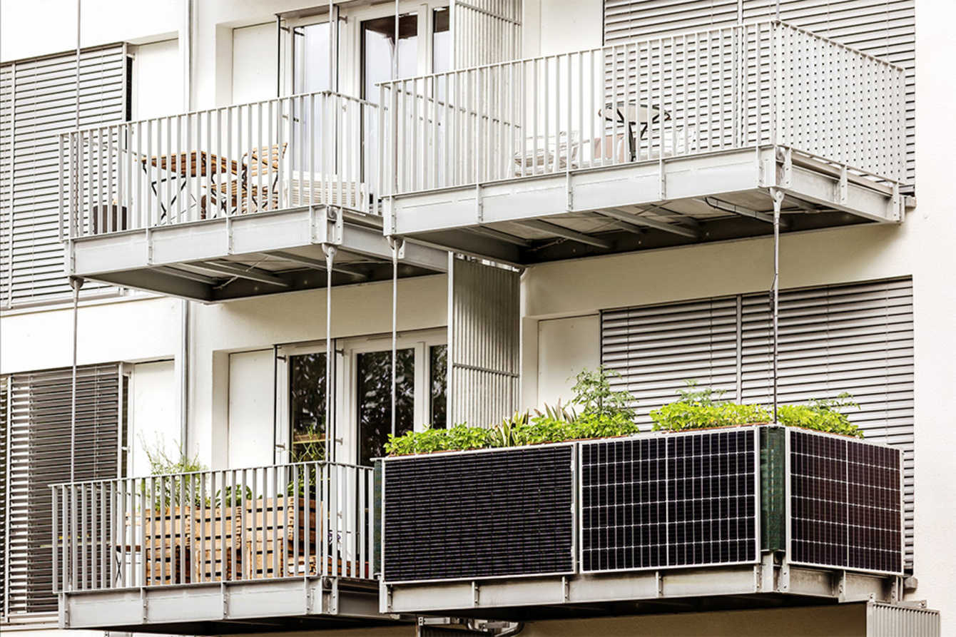 Balkon­kraftwerk bei Elektro Kaiser in Riedering